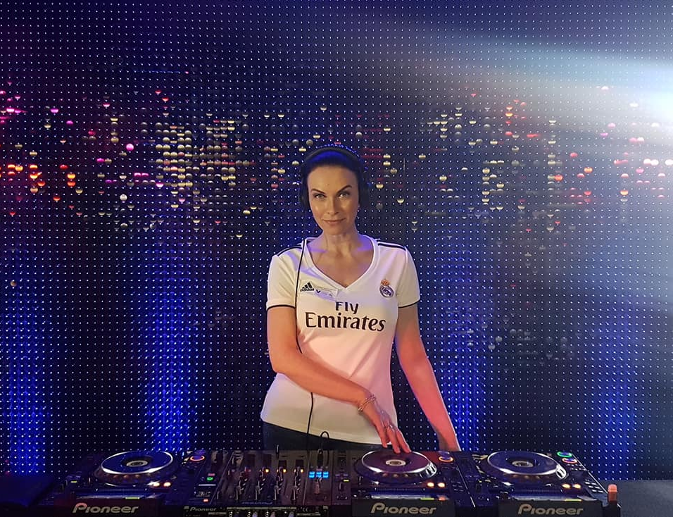 djane alegra cole madrid firmenveranstaltung storeeventDJane Alegra Cole ist eine DJane mit Top Referenzen aus der Industriebranche, Autobmobilbranche, Modebranche, Pharmabranche, Wirtschaftsbranche und Automobilindustrie. DJane Alegra Cole hat Top Referenzen und legt auf Firmenveranstaltungen, Messen, Weihnachtsfeiern, Festivals, Fachmessen, Product Launch Events, Store Events, Markteinführungen, Hotel Events, Weihnachtsfeiern und Modemessen auf. Sie tritt mit vielen Künstlern und Musikern wie Saxophonisten und Violonisten auf. DJane Alegra Cole legte bereits in Deutschland, Frankfreich, Österreich, der Schweiz, Spanien, Italien, den Niederlanden und in Belgien auf.