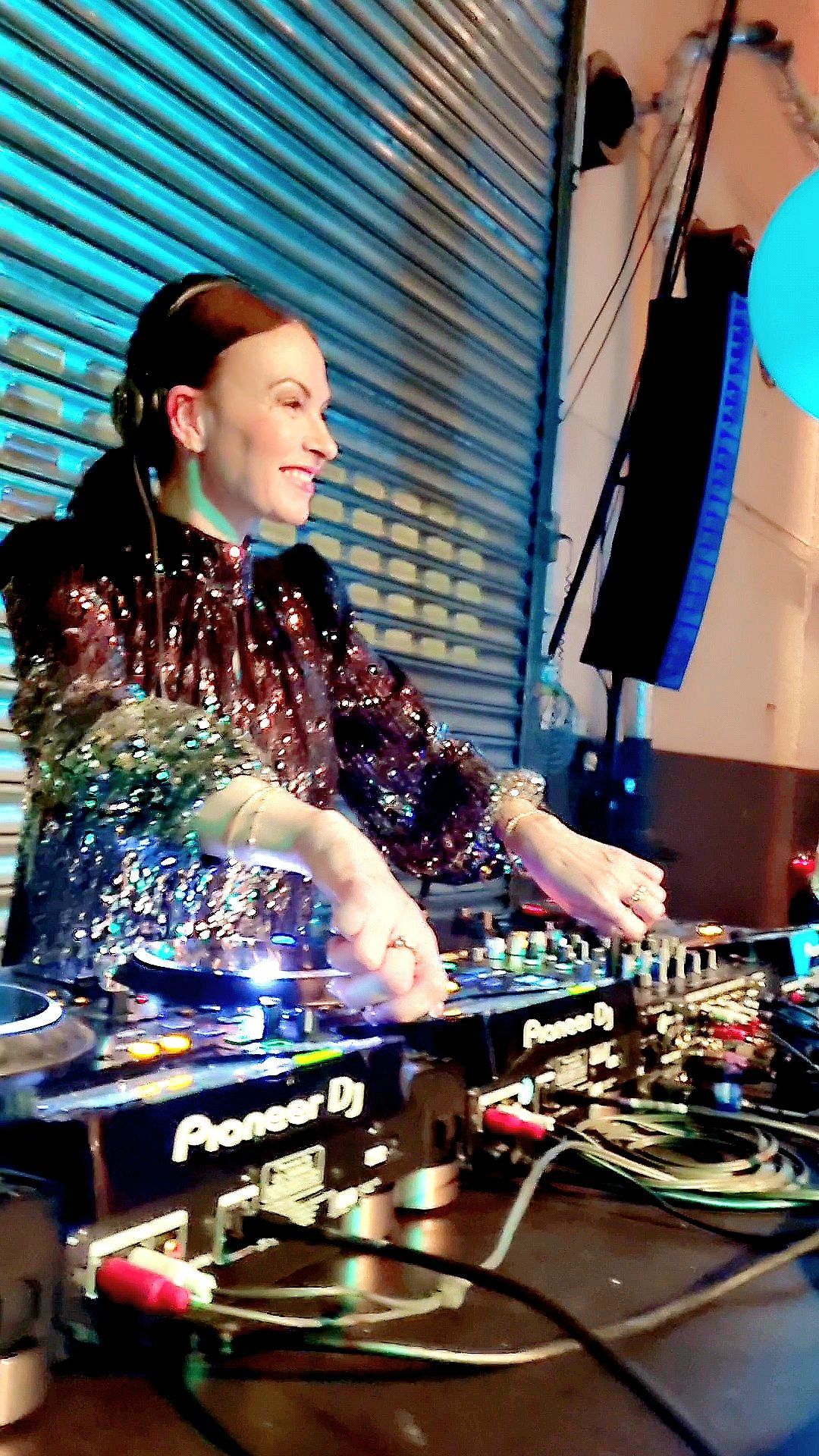 DJane Alegra Cole ist eine DJane mit Top Referenzen aus der Industriebranche, Autobmobilbranche, Modebranche, Pharmabranche, Wirtschaftsbranche und Automobilindustrie. DJane Alegra Cole hat Top Referenzen und legt auf Firmenveranstaltungen, Messen, Weihnachtsfeiern, Festivals, Fachmessen, Product Launch Events, Store Events, Markteinführungen, Hotel Events, Weihnachtsfeiern und Modemessen auf. Sie tritt mit vielen Künstlern und Musikern wie Saxophonisten und Violonisten auf. DJane Alegra Cole legte bereits in Deutschland, Österreich, der Schweiz, Spanien, Italien, den Niederlanden und in Belgien auf.