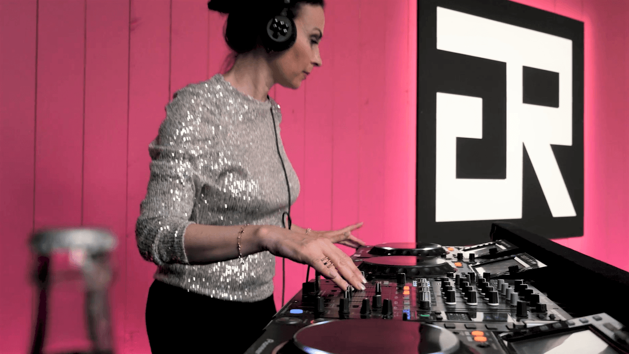 DJane Alegra Cole ist eine DJane mit Top Referenzen aus der Industriebranche, Autobmobilbranche, Modebranche, Pharmabranche, Wirtschaftsbranche und Automobilindustrie. DJane Alegra Cole hat Top Referenzen und legt auf Firmenveranstaltungen, Messen, Weihnachtsfeiern, Festivals, Fachmessen, Product Launch Events, Store Events, Markteinführungen, Hotel Events, Weihnachtsfeiern und Modemessen auf. Sie tritt mit vielen Künstlern und Musikern wie Saxophonisten und Violonisten auf. DJane Alegra Cole legte bereits in Deutschland, Österreich, der Schweiz, Spanien, Italien, den Niederlanden und in Belgien auf.