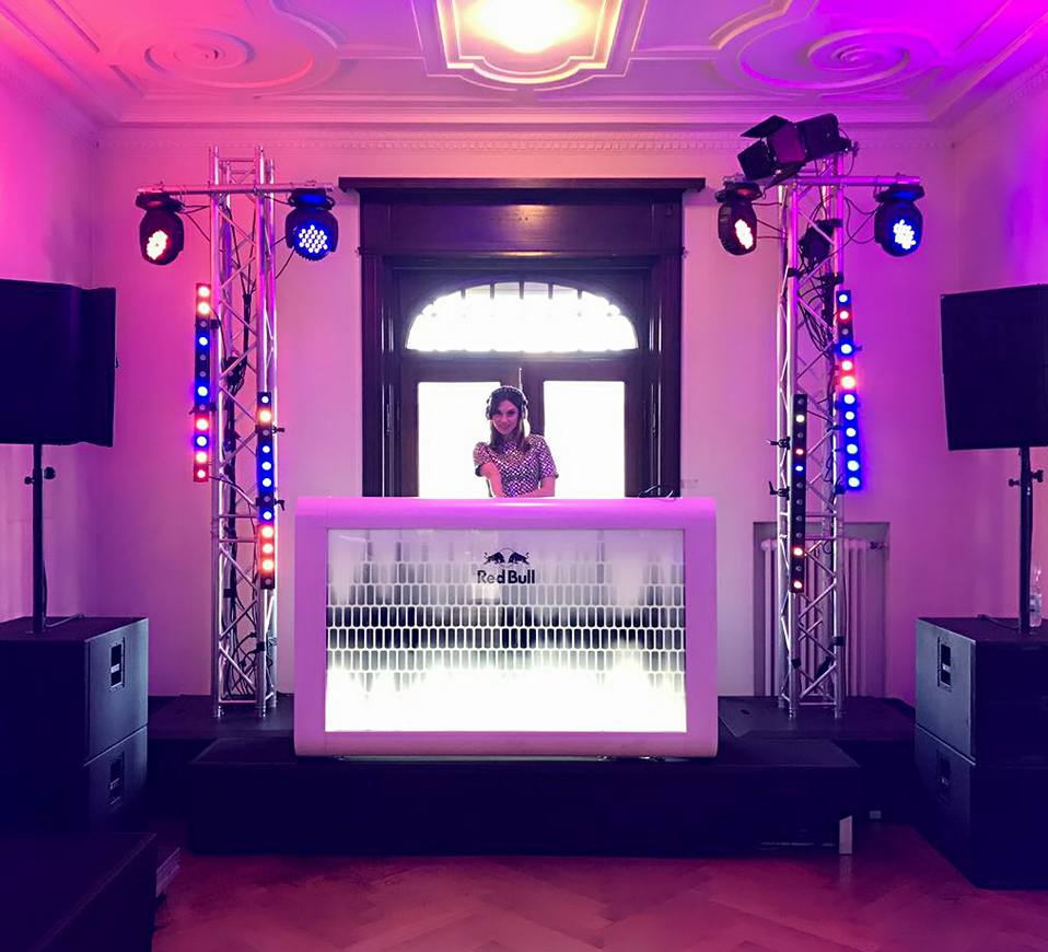 DJane Alegra Cole ist eine DJane mit Top Referenzen aus der Industriebranche, Autobmobilbranche, Modebranche, Pharmabranche, Wirtschaftsbranche und Automobilindustrie. DJane Alegra Cole hat Top Referenzen und legt auf Firmenveranstaltungen, Messen, Weihnachtsfeiern, Festivals, Fachmessen, Product Launch Events, Store Events, Markteinführungen, Hotel Events, Weihnachtsfeiern und Modemessen auf. Sie tritt mit vielen Künstlern und Musikern wie Saxophonisten und Violonisten auf. DJane Alegra Cole legte bereits in Deutschland, Frankfreich, Österreich, der Schweiz, Spanien, Italien, den Niederlanden und in Belgien auf.