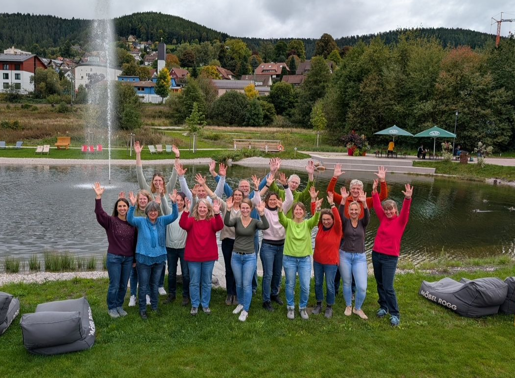 Chor TonArt aus Gechingen mit in der Luft haltenden Händen.