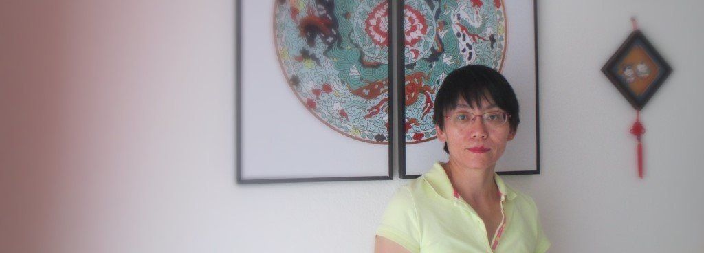 Heilpraktikerin und TCM-Expertin Qun Weis (geb. Liu) aus Peking, China. Heilpraktikerin Qun Weis (geborene Liu) aus Peking, China.