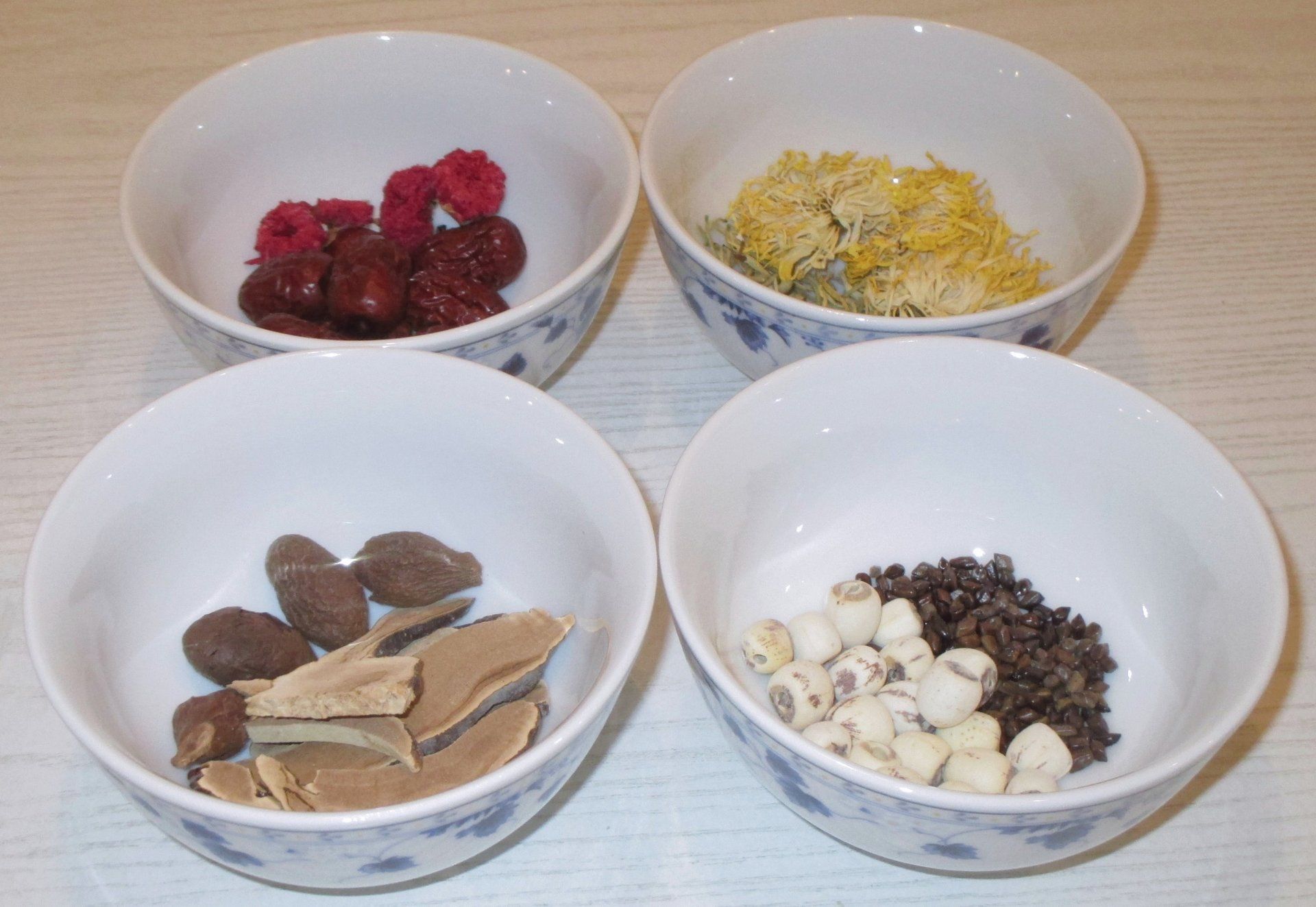 verschiedene chinesische Heilkräuter zur Therapie von Magenerkrankungen, Darmerkrankungen und zur Unterstützung anderer Therapien.