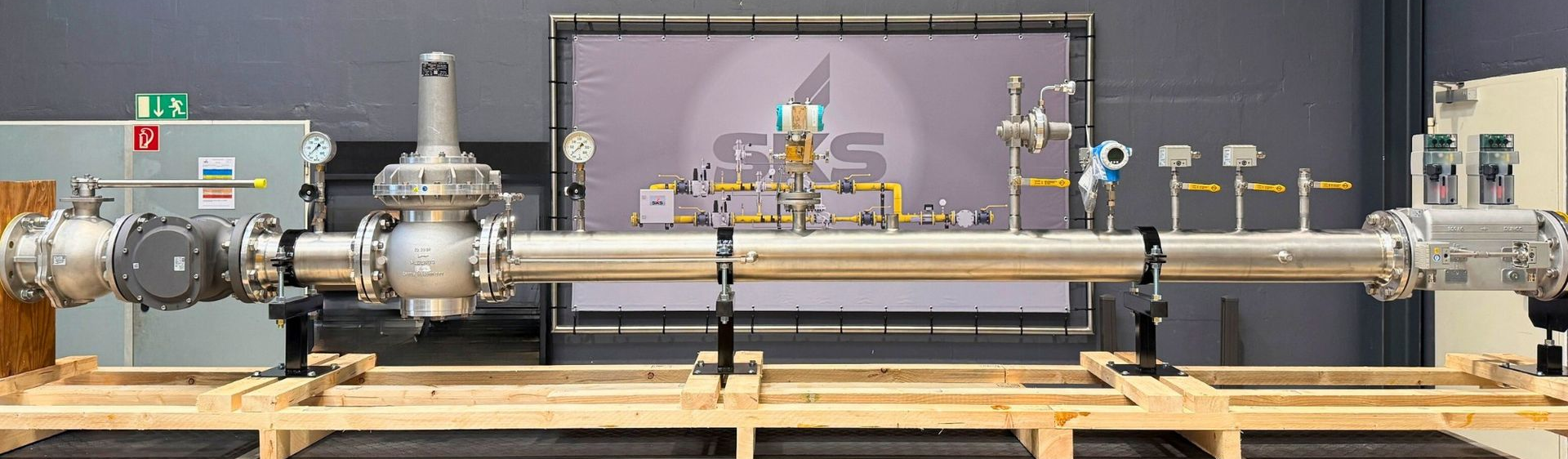 Vormontierte Gasregelstrecke Vormontierte Gasregelstrecke, Aufbau einer industriellen Gasdruckregelanlage mit Sicherheits- und Messkomponenten