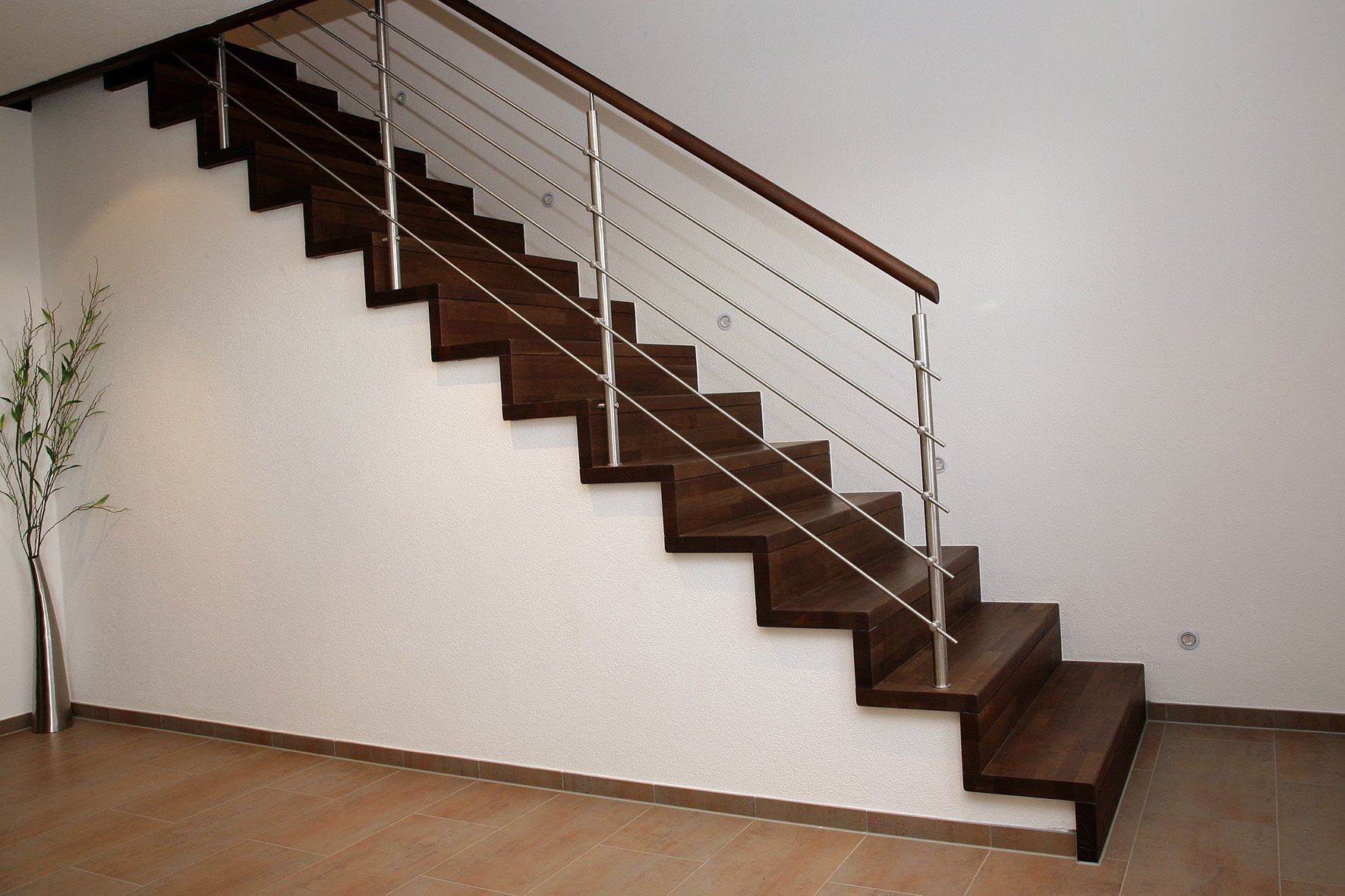 Faltwerktreppe aufgesattelt auf Beton