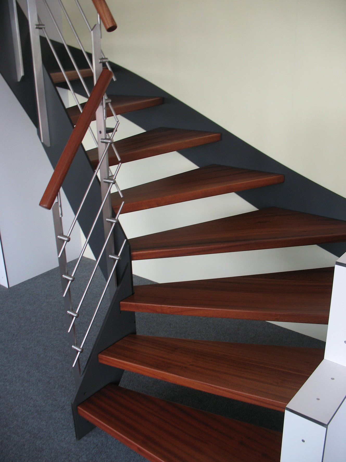 HPL Treppe mit dunklen HPL-Wangen