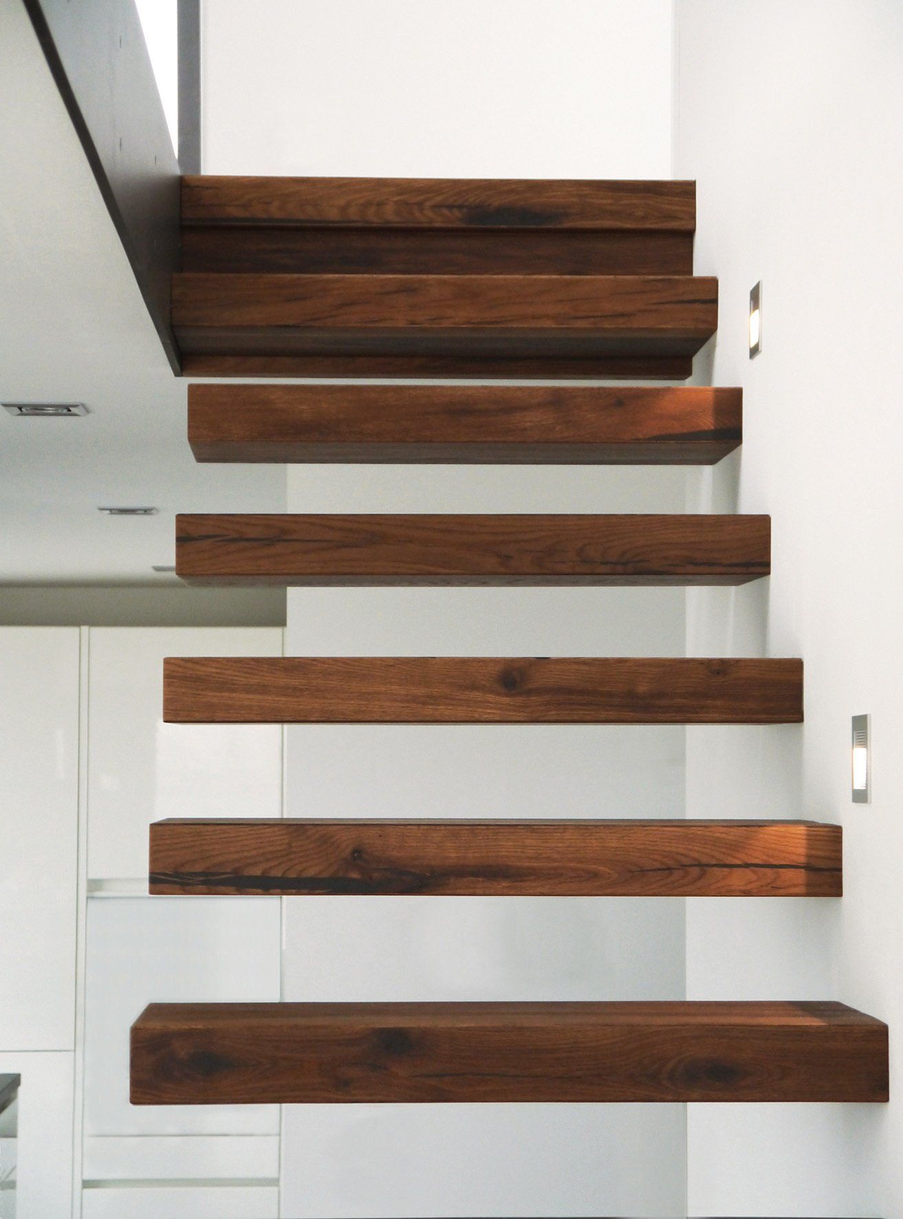 Kragarmtreppe - Blick durch die Stufen