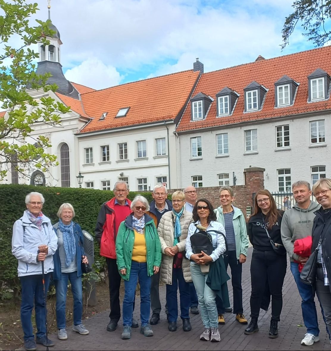 Ein gutes Dutzend machte sich an diesem sonnigen Samstagvormittag auf, die Geschichte der Krankenpfl