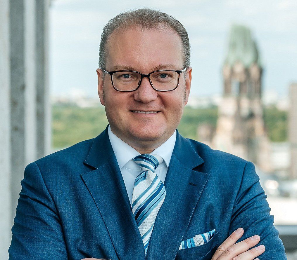 Dr. Benno A. Packi