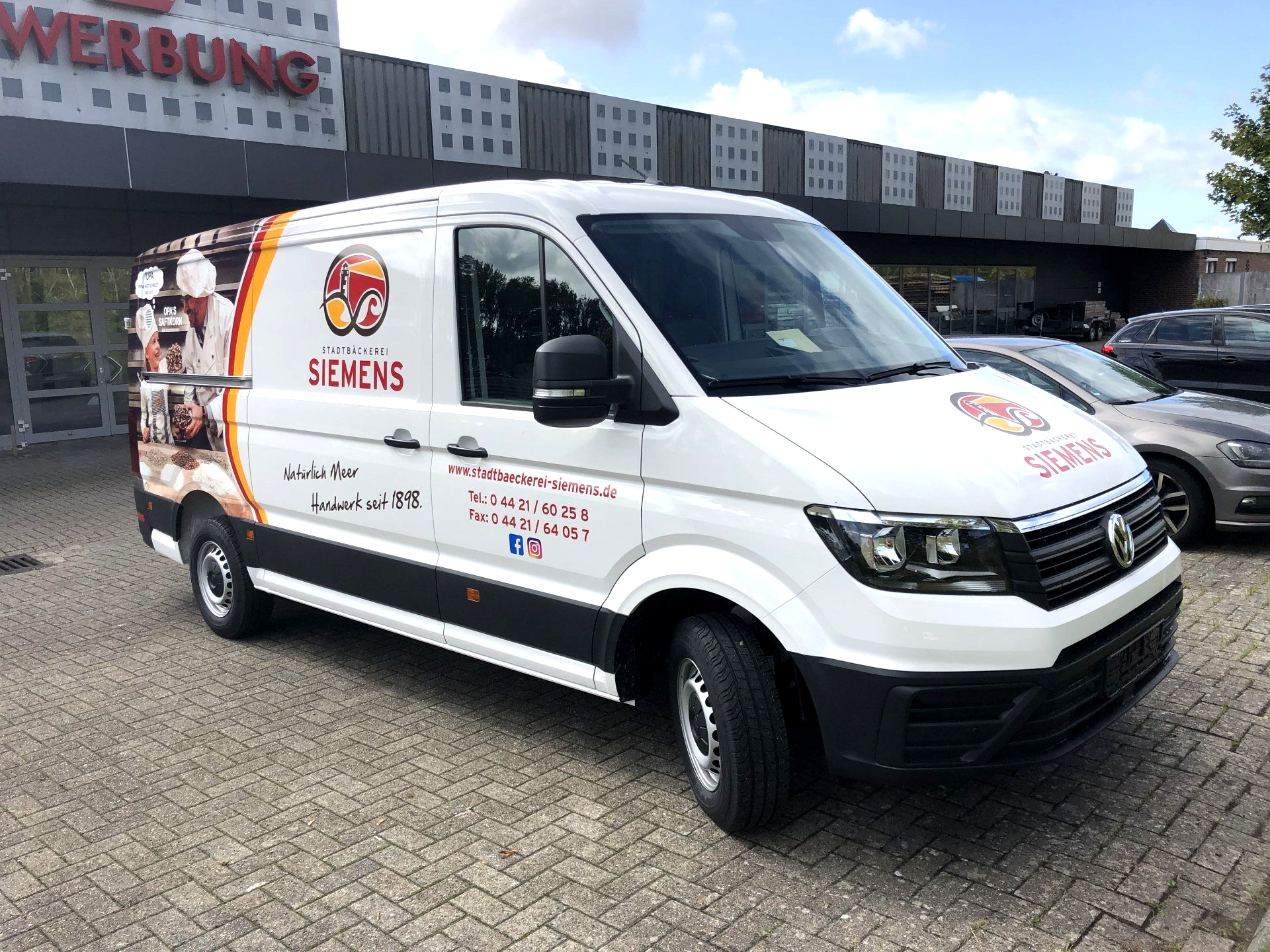 Konzeptionen, 3D Grafik, Geschäftspapiere, Visualisierungen Außen-/ Innenkommunikation, Ausstecker, Bannerliftsysteme, Bauschilder, 3D Buchstaben, Digitalprint, Displays, Folienaufkleber, Folientexte, Fahrzeugbeschriftungen, Fensterkaschierungen, LED Buchstaben, Lichtwerbung, Neonanlagen, Neonbuchstaben, Orientierungssysteme, Pylone, Praxisschilder, Printmedien, Transparente, Schilder, Standschilder, Zeit & Informationssysteme, Sonnenschutzfolien, Wandbilder, Wandverkleidungen