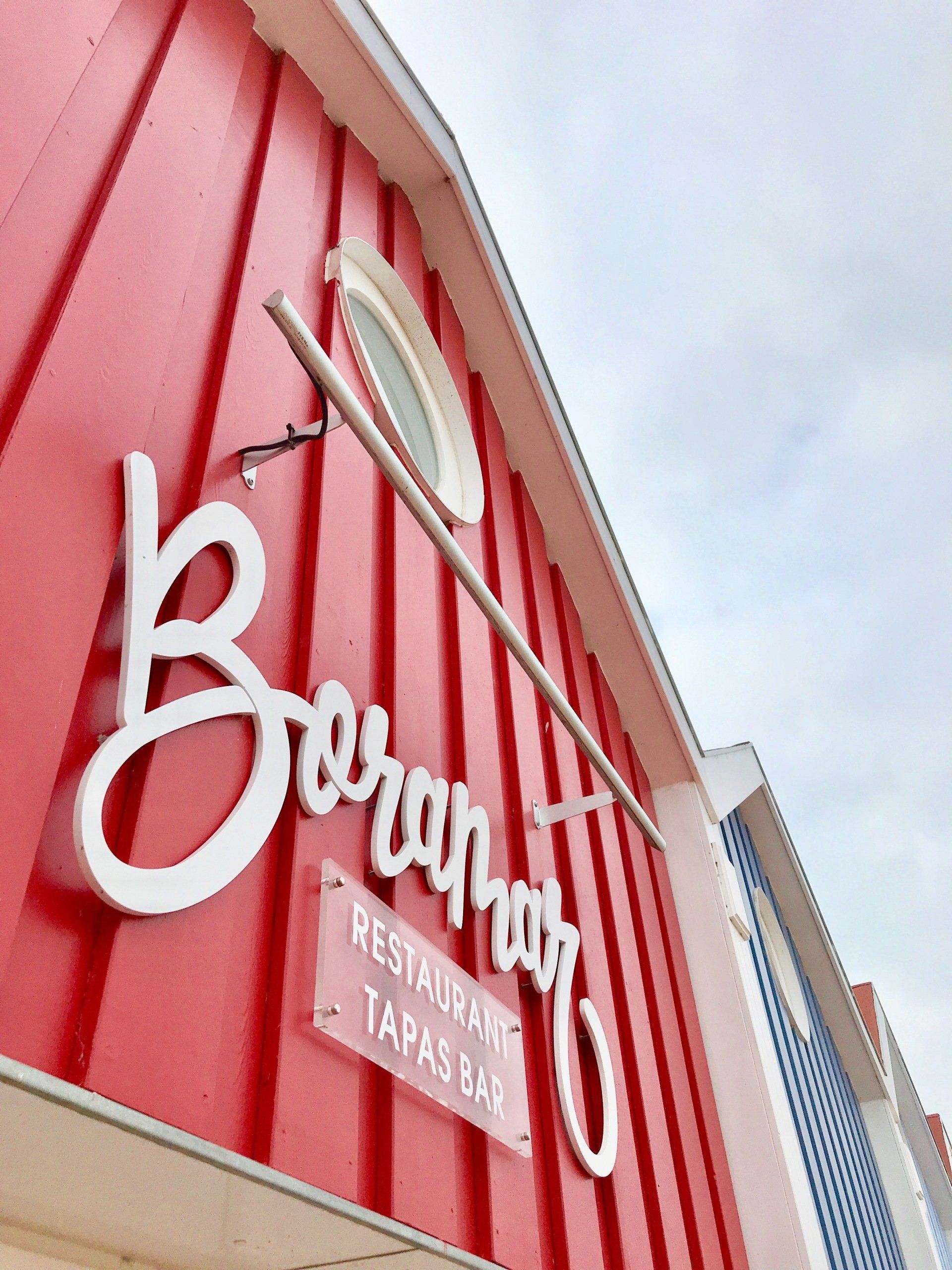 Konzeptionen, 3D Grafik, Geschäftspapiere, Visualisierungen Außen-/ Innenkommunikation, Ausstecker, Bannerliftsysteme, Bauschilder, 3D Buchstaben, Digitalprint, Displays, Folienaufkleber, Folientexte, Fahrzeugbeschriftungen, Fensterkaschierungen, LED Buchstaben, Lichtwerbung, Neonanlagen, Neonbuchstaben, Orientierungssysteme, Pylone, Praxisschilder, Printmedien, Transparente, Schilder, Standschilder, Zeit & Informationssysteme, Sonnenschutzfolien, Wandbilder, Wandverkleidungen