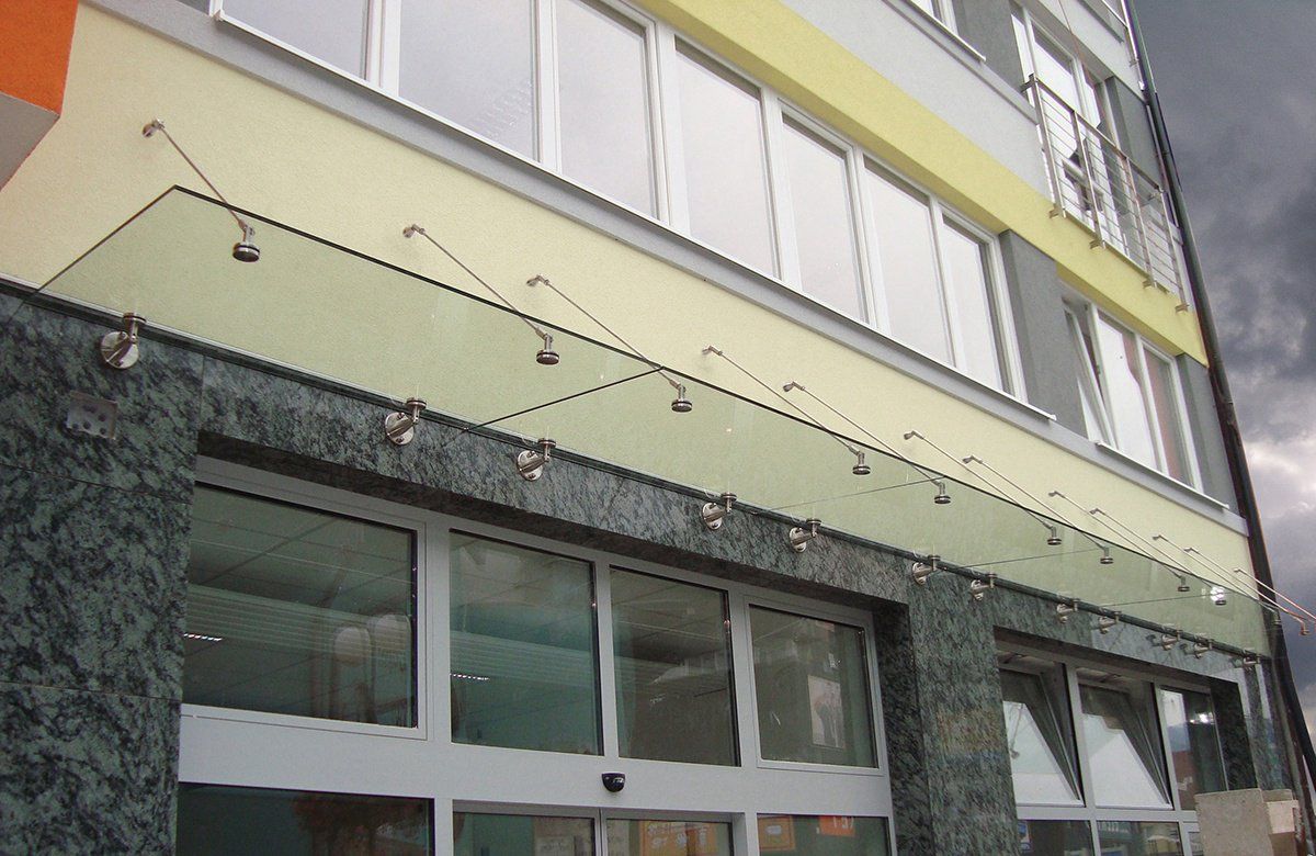 Vordach mit Punkthaltern und Zugstange aus Edelstahl