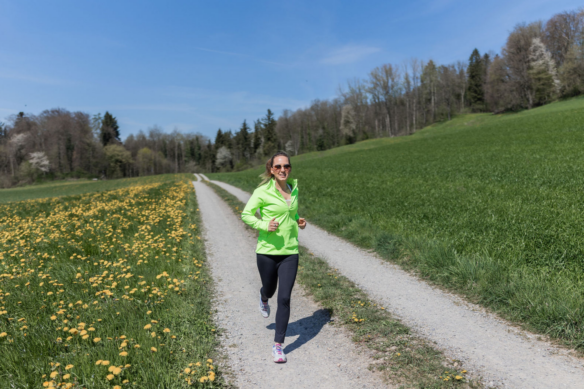 Frau joggt im Freien – Symbol für körperliche Aktivität und Zellenergie
