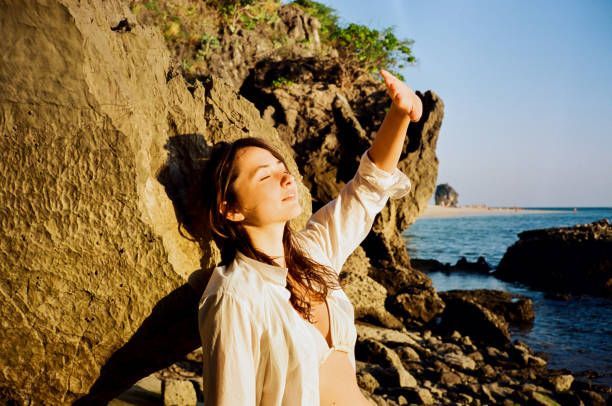 Sonnenlicht auf Felsen – Symbol für Vitamin D und seine Bedeutung für die Gesundheit