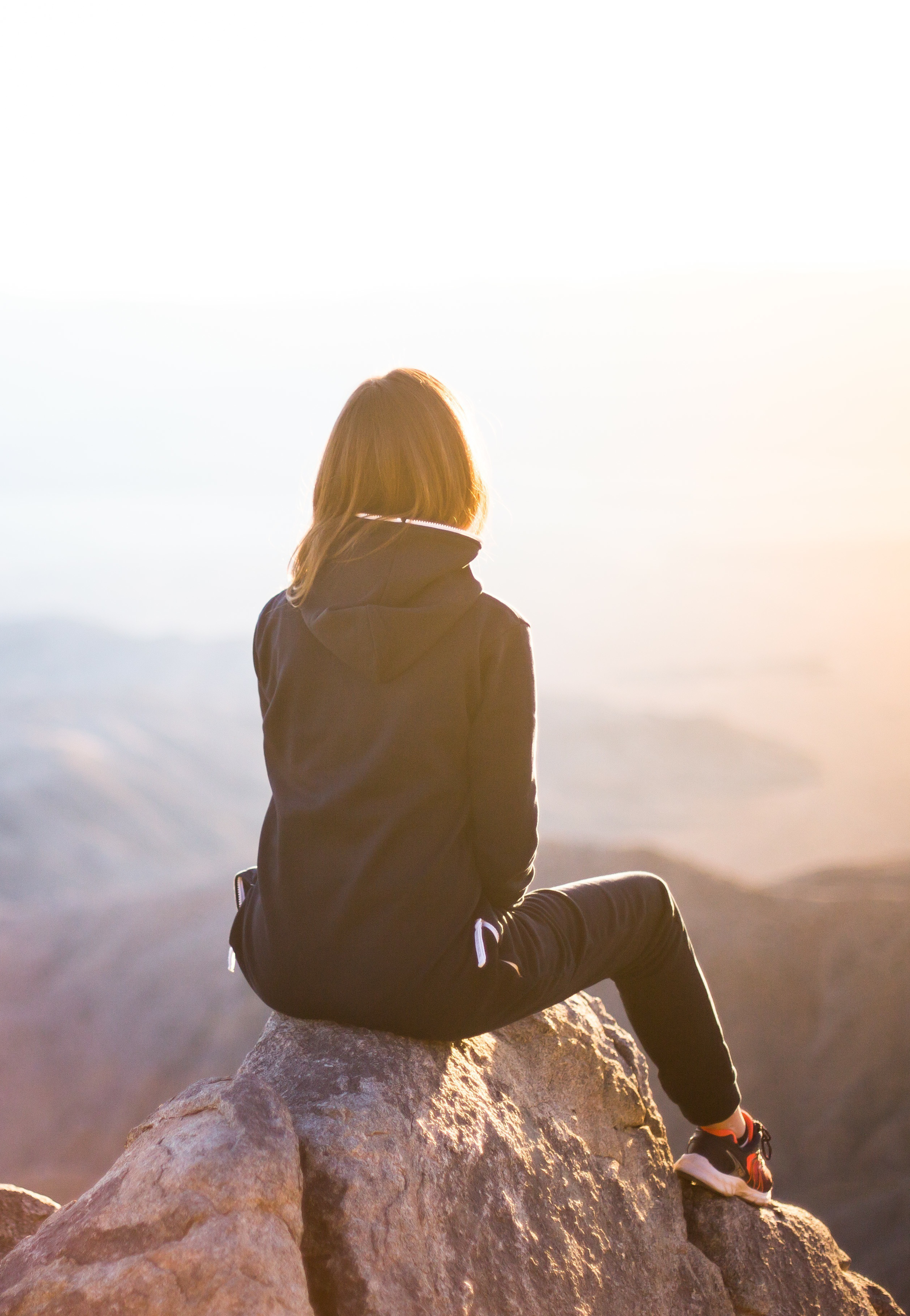 Berggipfel mit Weitblick exemplarisch für ganzheitliches, weitsichtiges Vermögensmanagement Berggipfel mit Weitblick exemplarisch für ganzheitliches, weitsichtiges Vermögensmanagement