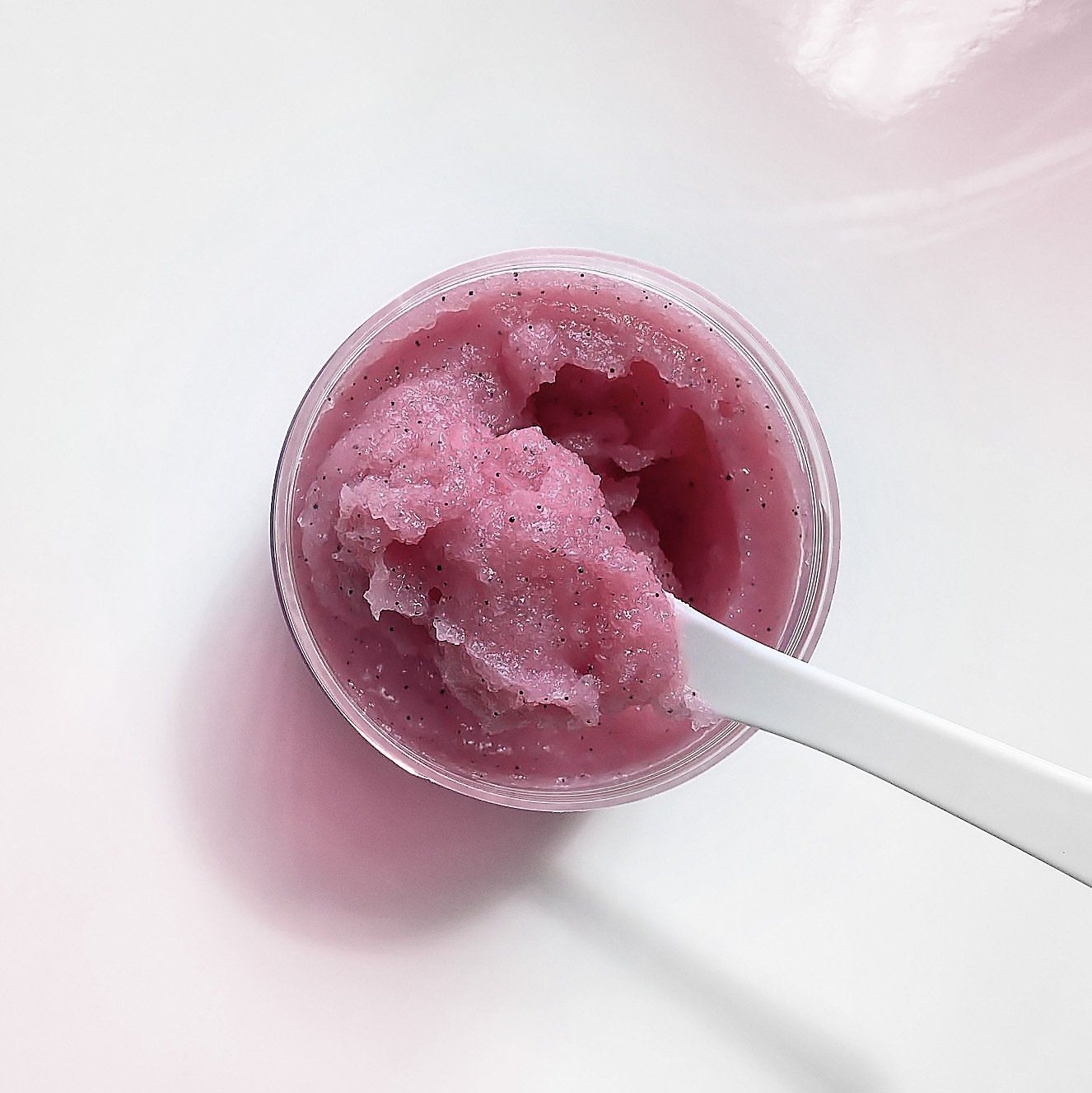 Bild mit dem Ziaja Marshmallow Körperpeeling mit herrlichem Erdbeerduft.