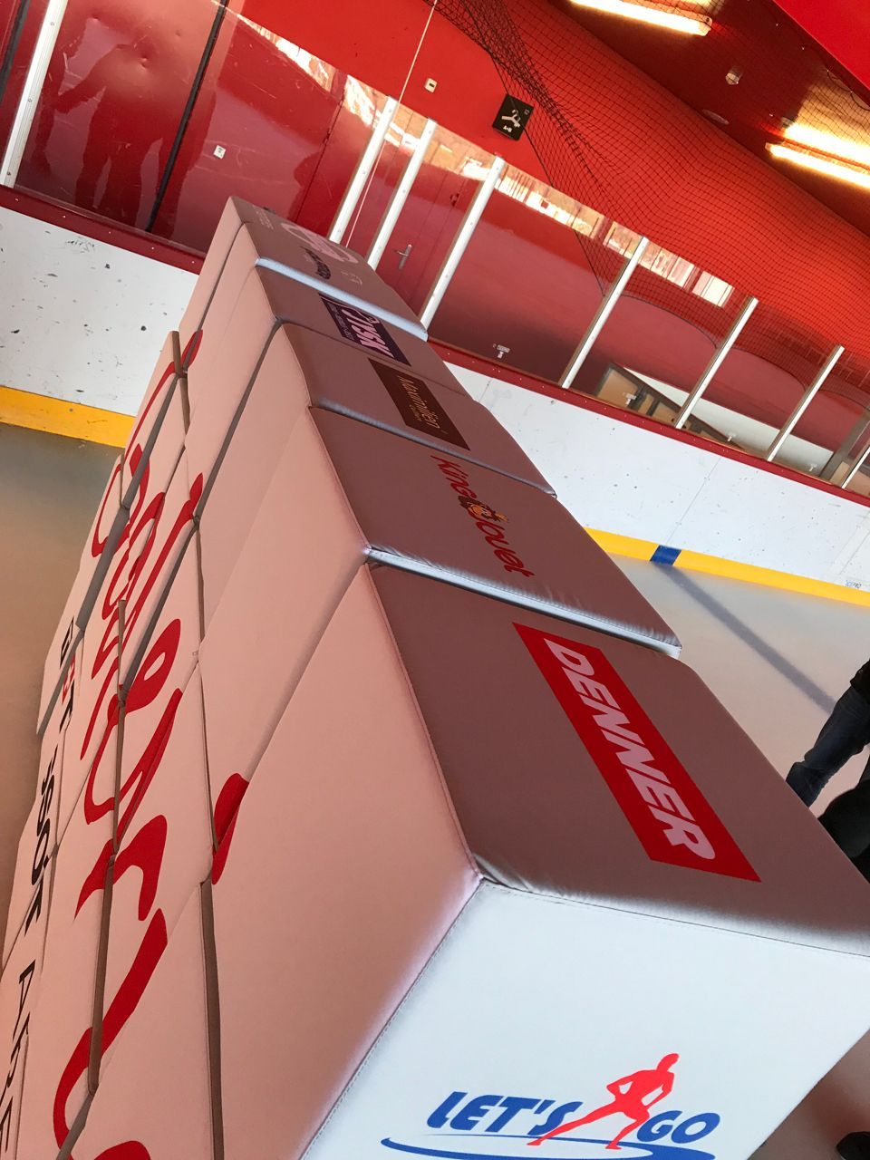 Werbewürfel aus Schaumstoff für mehr Sicherheit in Turnhallen