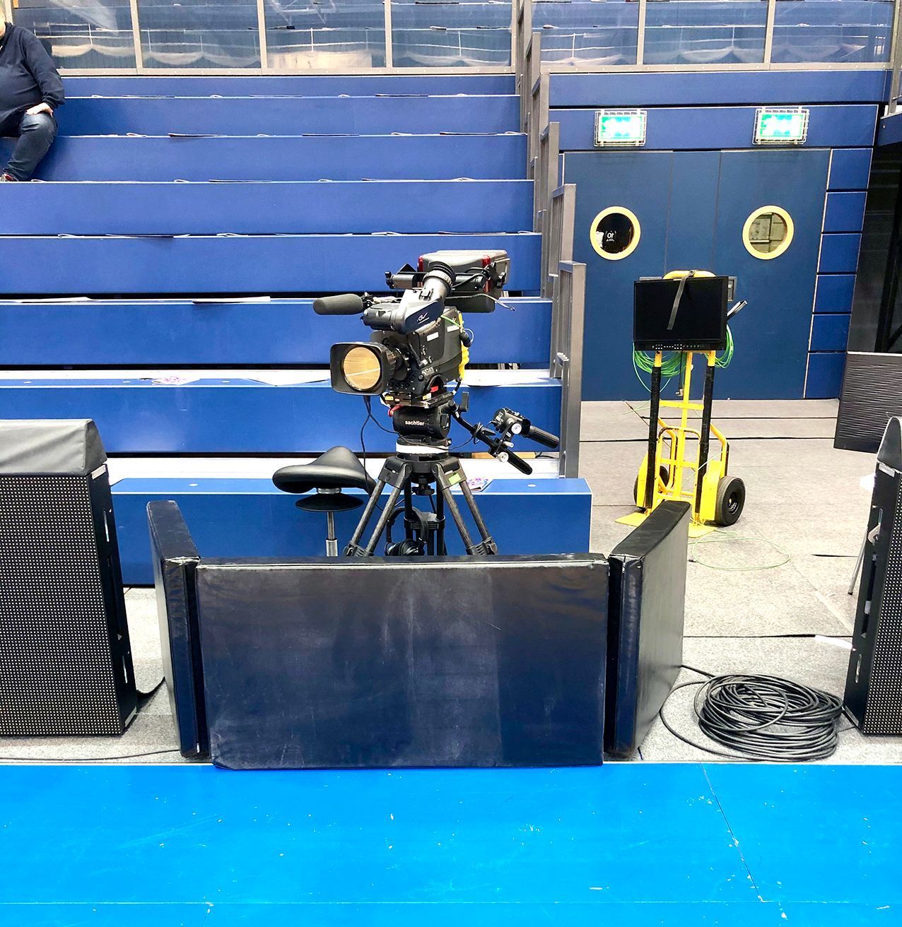 Verschiedene Möglichkeiten des Kameraschutz bei Hallensportveranstaltungen