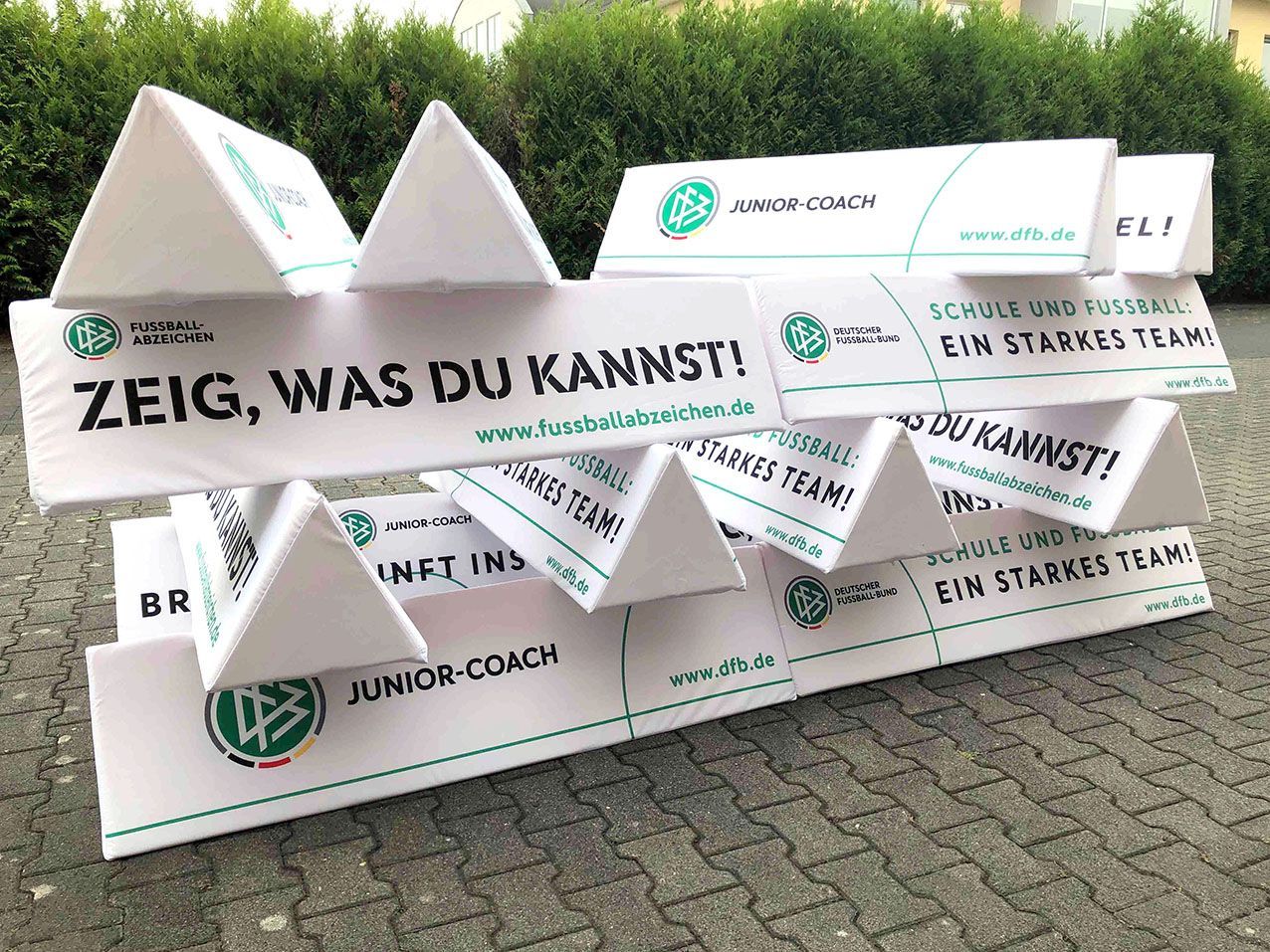 Wir bedrucken Schaumstoffbanner, A-Reiter und Werbe-Würfel