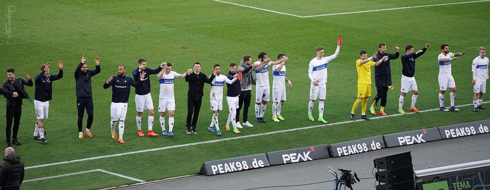 A-Reiter und Prallschutzbanden zum Schutz der Spieler und Zuschauer