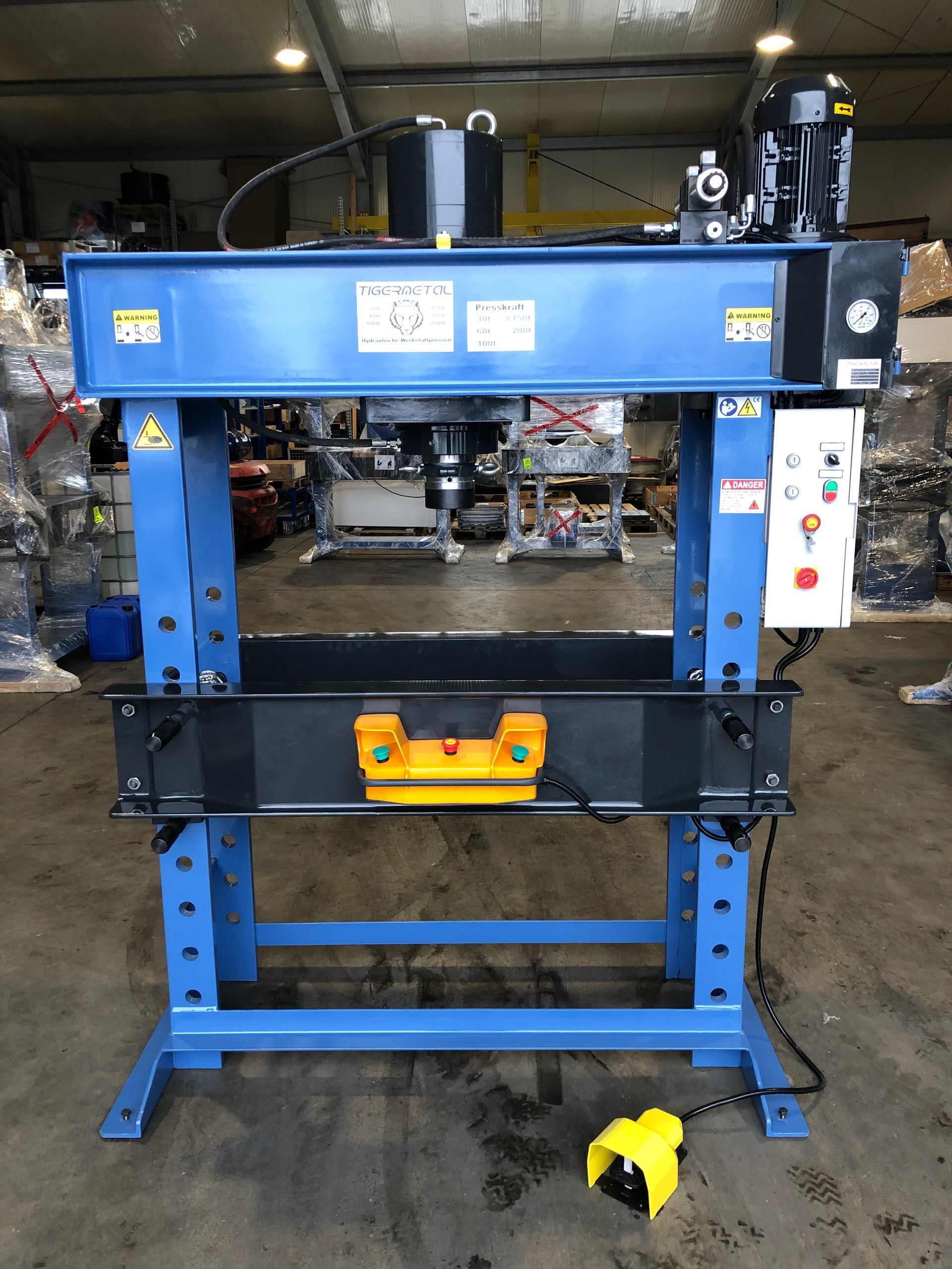 Sonderanfertigung einer WH150A mit 2-Hand-Bedienung – Tigermetal