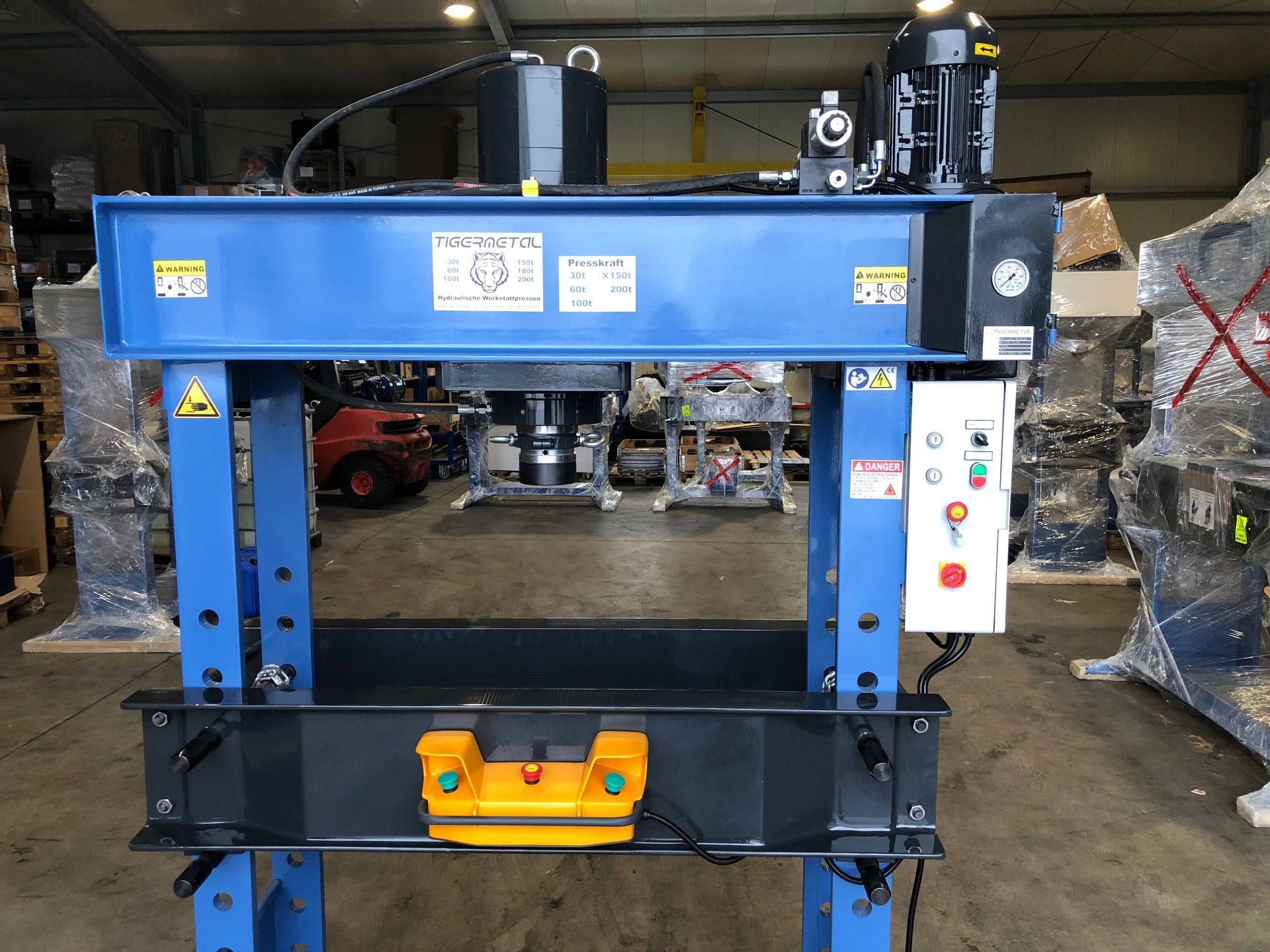 Sonderanfertigung einer WH150A mit 2-Hand-Bedienung – Tigermetal