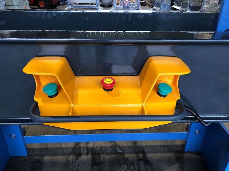 Detailaufnahme der 2-Hand-Bedienung – WH150A Sonderanfertigung