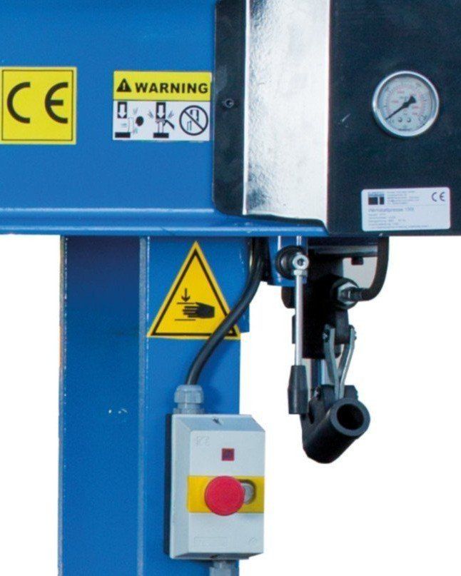 Ausschnitt einer hydraulischen Werkstattpresse mit Handpumpe - Tigermetal