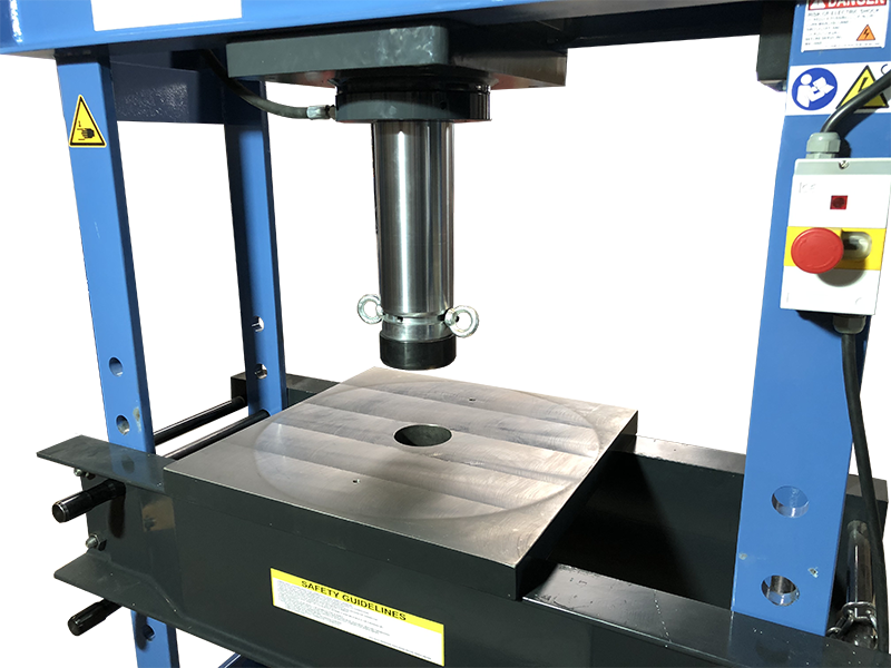 Detailaufnahme - Auflageplatte eingesetzt in einer Werkstattpresse