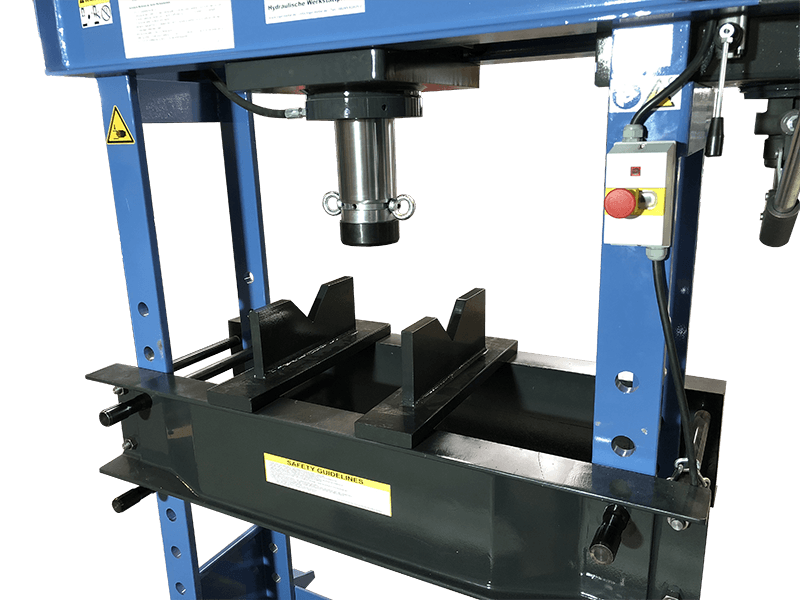 Detailaufnahme - Prismenblöcke eingesetzt in einer hydraulische Werkstattpresse