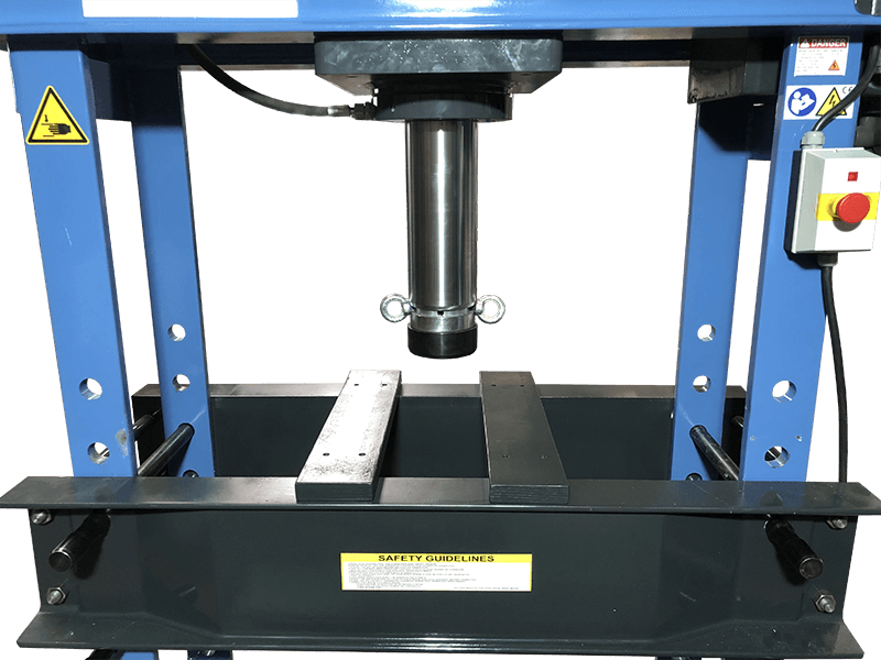 Detailaufnahme - Prismenblöcke eingesetzt in einer hydraulische Werkstattpresse