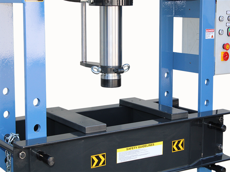 Detailaufnahme - Prismenblöcke eingesetzt in einer hydraulische Werkstattpresse