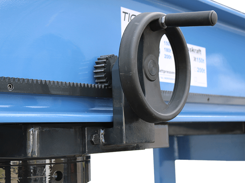 Ausschnitt einer hydraulischen Werkstattpresse mit Handrad - Tigermetal