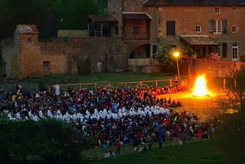 Osterfeuer in Taizé