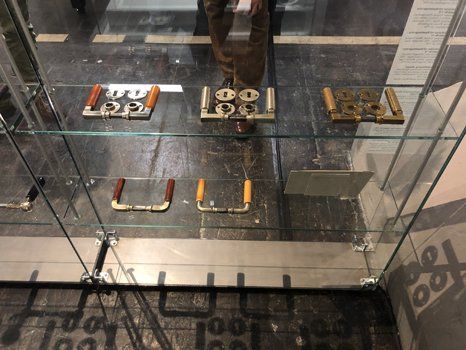 Vitrine in der Ausstellung nützlich & schön im Peter-Behrens-Bau, Oberhausen 2019 Peter-Behrens-Bau, Gute Hoffnungshütte, nützlich & schön