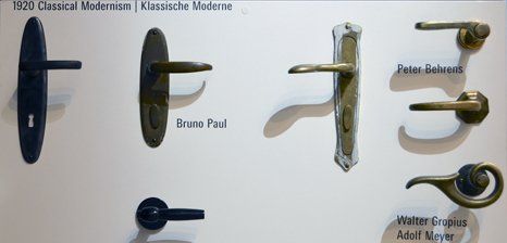 Ausstellungstafel in der Ausstellung Elements of architecture zur Biennale in Venedig, 2014 Biennale Venedig, Elements of architecture, Türdrücker