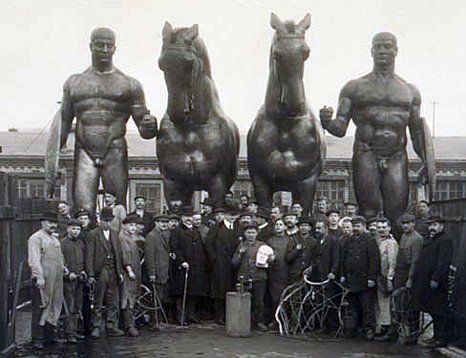 Dioskuren-Gruppe für die Deutsche Botschaft in St. Petersburg, um 1912 Dioskuren-Gruppe für die Deutsche Botschaft in St. Petersburg, um 1912