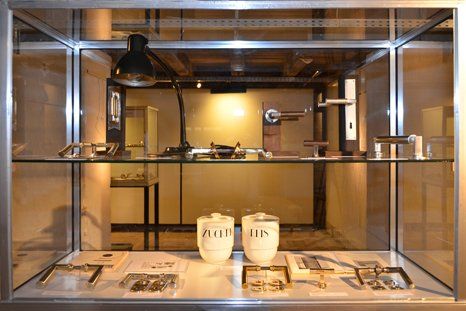 Vitrine in der Ausstellung Mit dem Bauhaus wohnen, Fagus Werk Alfeld 2014 mit dem Bauhaus wohnen, Fagus Werk, Türdrücker