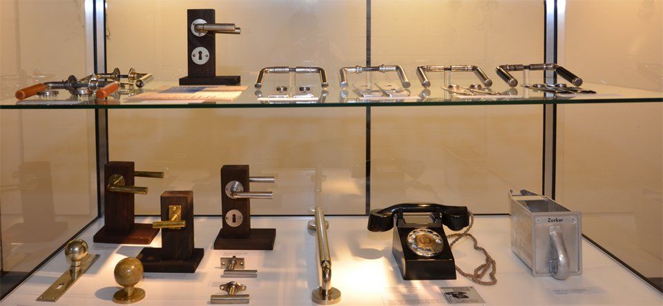 Ausstellungsvitrine im Fagus Werk, 2014 Mit dem Bauhaus Wohnen, Sammlung Harald Wetzel, Fagus-Werk, Türdrücker der Moderne