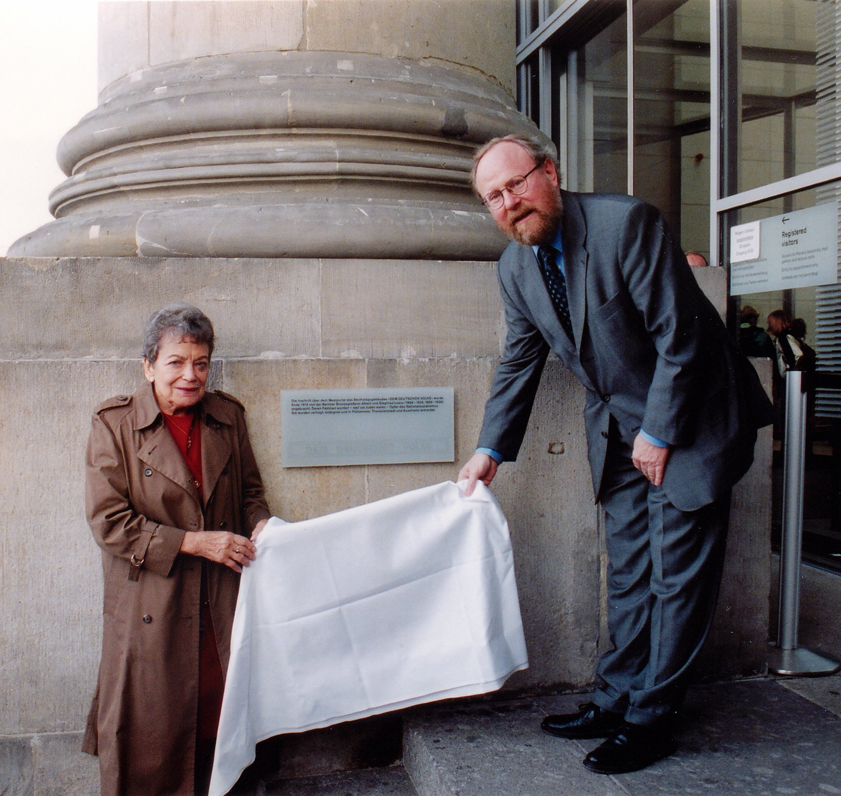 Enthüllung einer Gedenktafel für die Loevys am Reichstag, 2001 Wolfgang Thierse: Enthüllung einer Gedenktafel für die Loevys am Reichstag, 2001