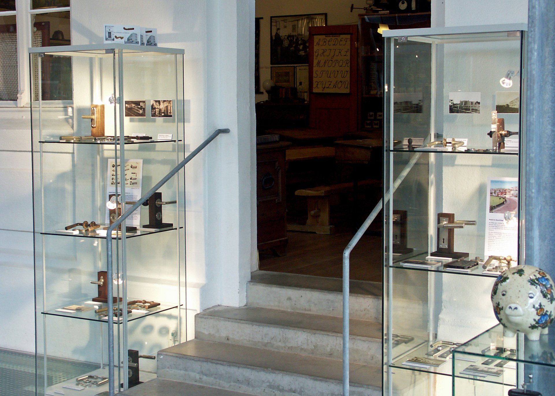 Vitrinen in der Ausstellung Vom Stildrücker zur Moderne, Heiligenhaus 2004 Ausstellung Vom Stildrücker zur Moderne