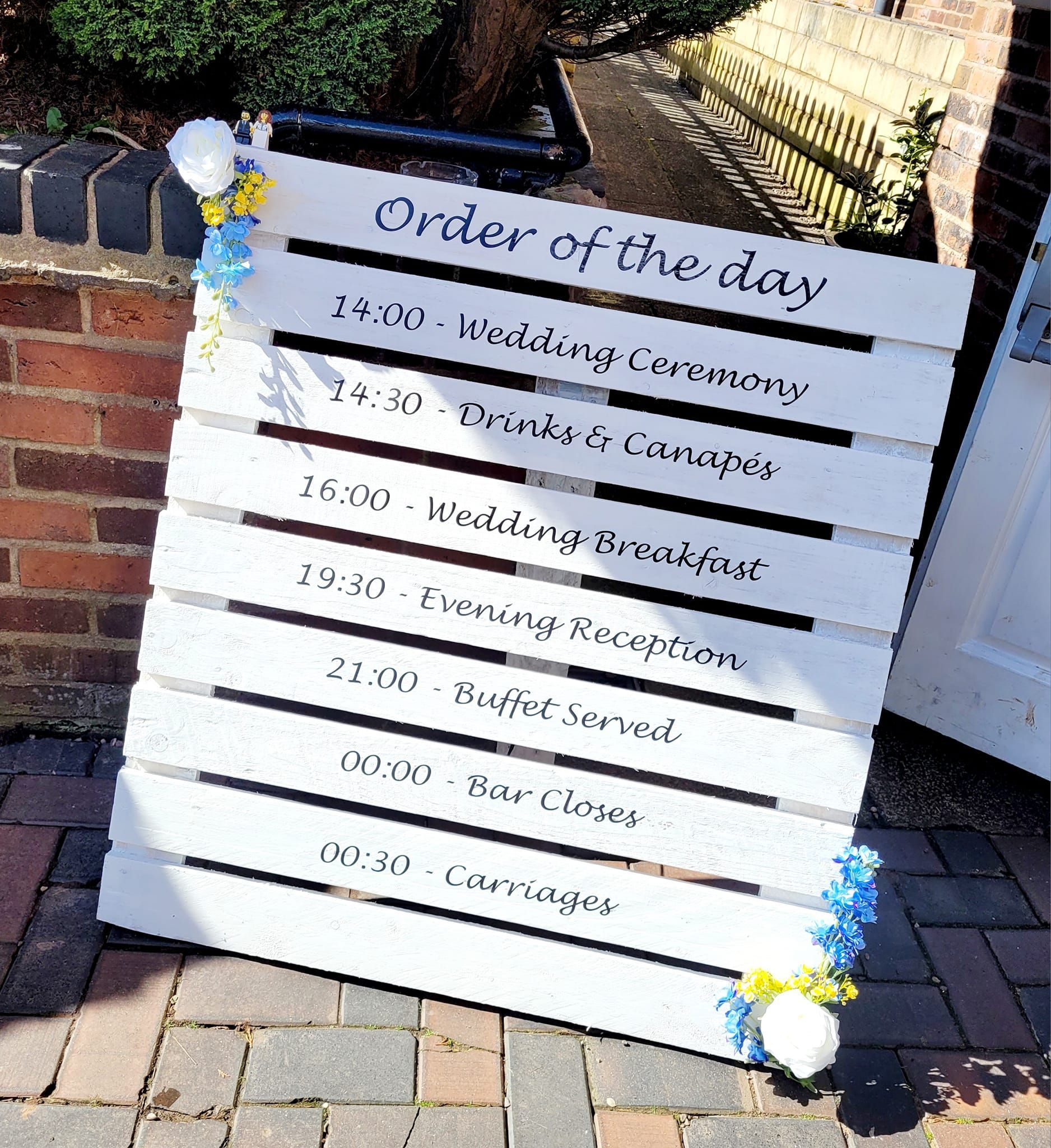 Order of the day board in white