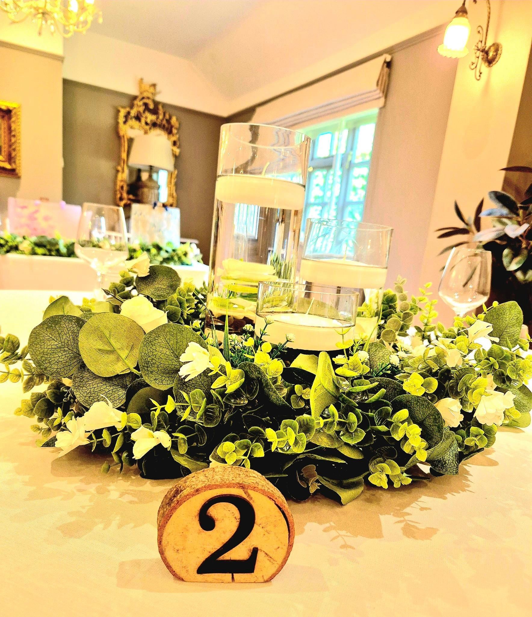 Cylinder vase centrepiece with wreath