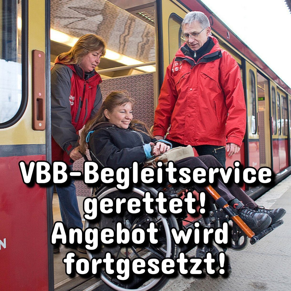 Das Bild zeigt ein Foto mit der folgenden Situation: Eine Mitarbeiterin und ein Mitarbeiter des VBB-Begleitservice unterstützen eine Rollstuhlfahrerin beim Aussteigen aus der S-Bahn.
Die Stimmung ist sehr locker, alle freuen sich über diese Unterstützung.
