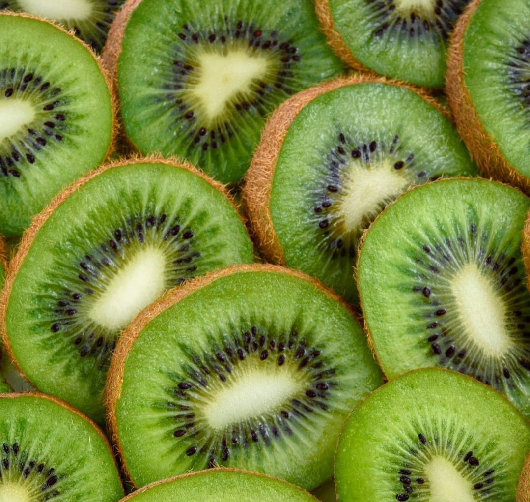 Notre production de kiwis bio verger de toulouse cueillette sur l'arbre magasin fermier