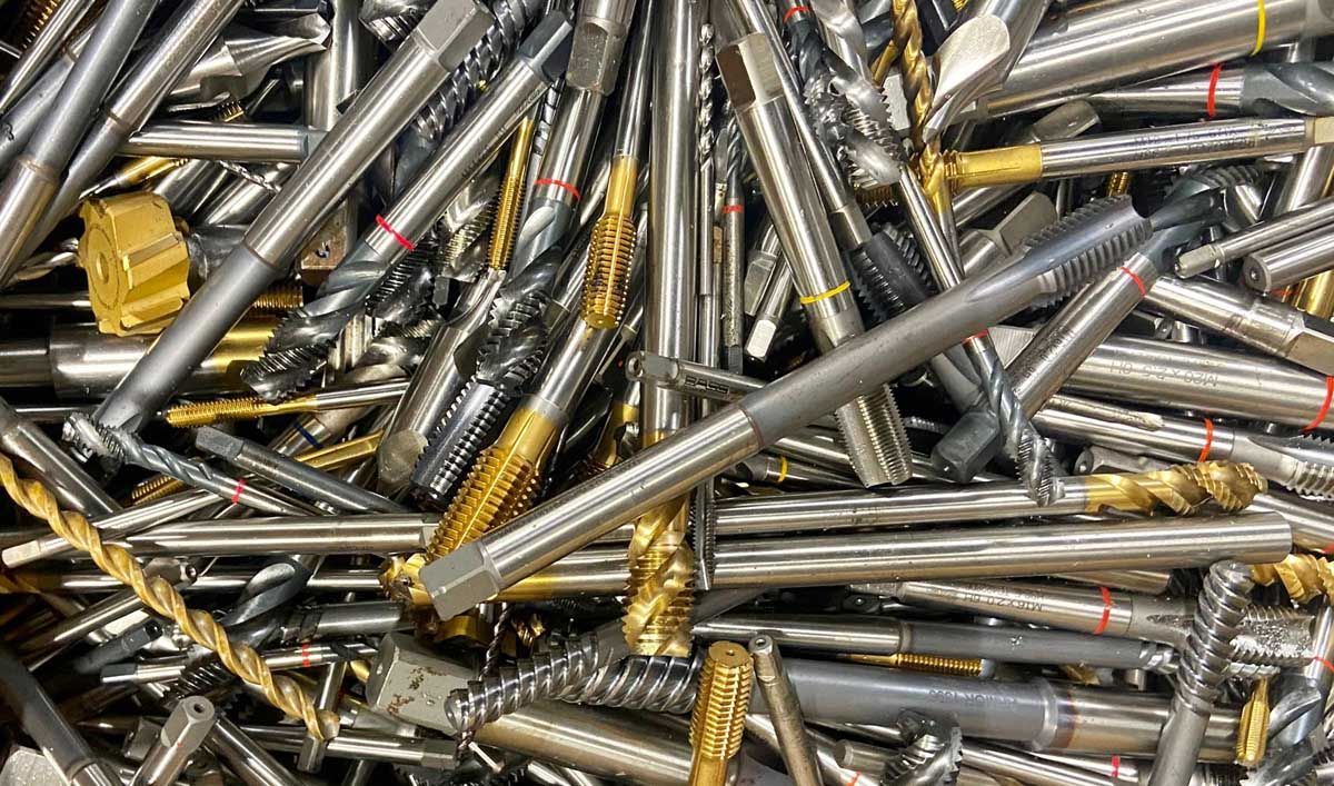 Schnellarbeitsstahl, abgenutzte CNC-Werkzeuge Schnellarbeitsstahl, abgenutzte CNC-Werkzeuge in loser Schüttung