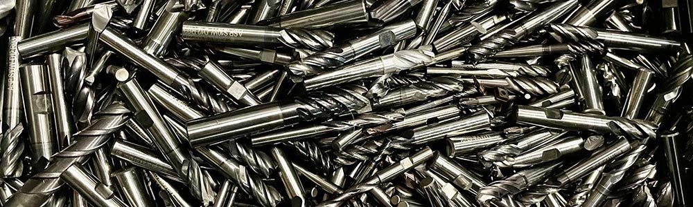 Hartmetall, abgenutzte CNC-Werkzeuge in loser Schüttung Hartmetall, abgenutzte CNC-Werkzeuge in loser Schüttung