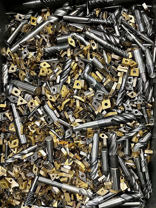 Hartmetall, abgenutzte CNC-Werkzeuge in loser Schüttung Hartmetall, abgenutzte CNC-Werkzeuge in loser Schüttung