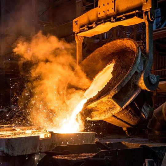 Hochofen einer Gießerei beim Abstich Hochofen einer Gießerei beim Abstich