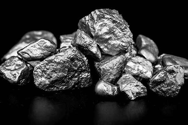 Zirconium, Elementarmuster isoliert auf schwarzem Grund Zirconium, Elementarmuster isoliert auf schwarzem Grund